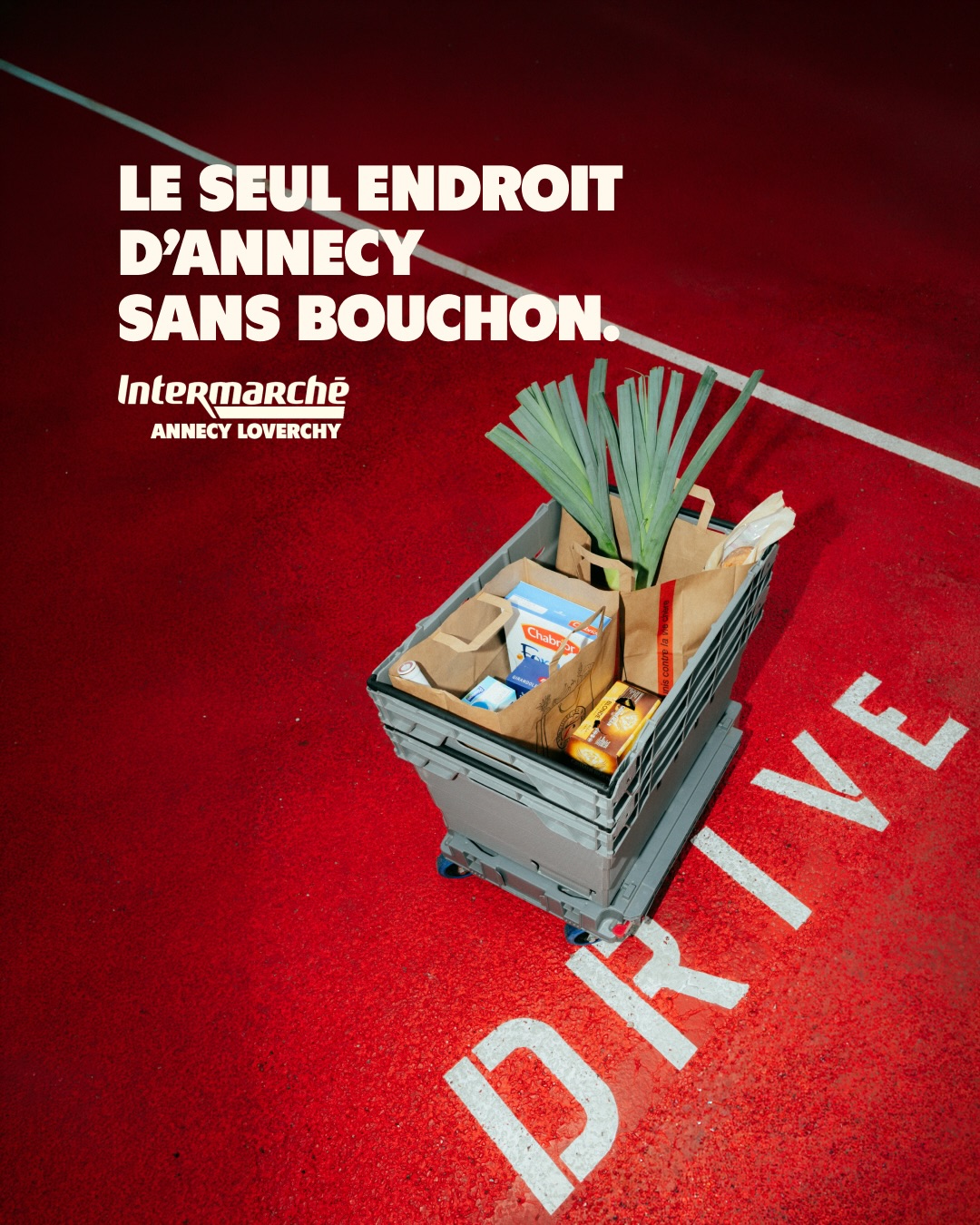Le seul endroit d’Annecy sans bouchon. Un panier de courses sur la piste rouge du Drive Intermarché Annecy Loverchy.